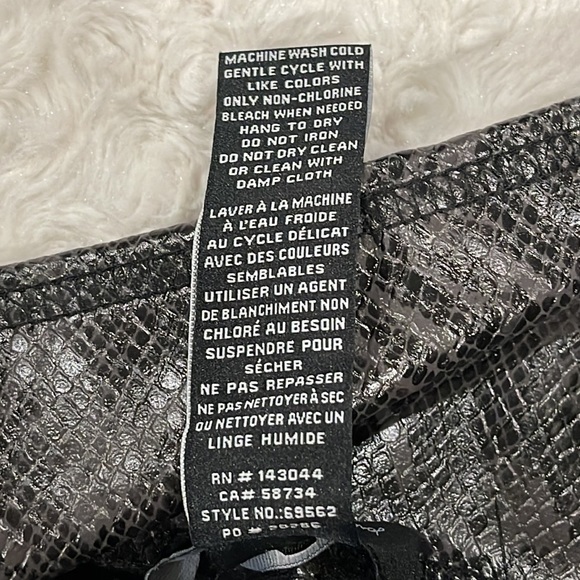 7 FOR ALL MANKIND FAUX Leather embossed Snakeskin Print Legging Sz XS Black/gray - Picture 12 of 13